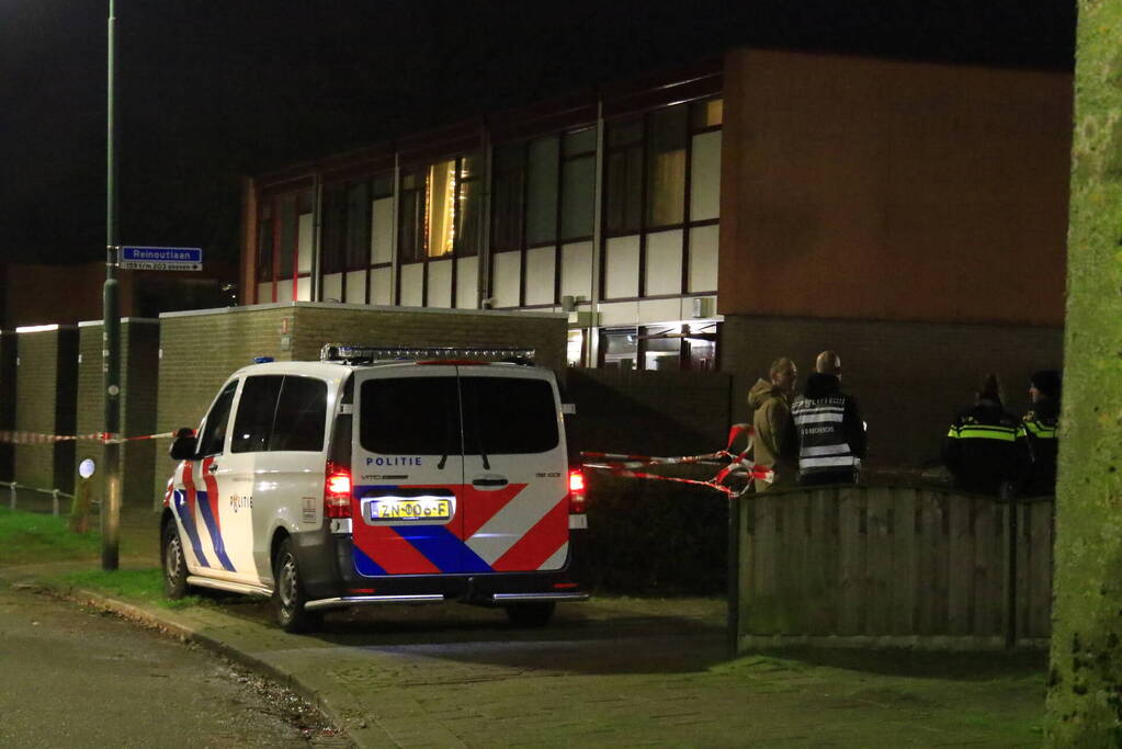 Brandweer redt persoon uit brandende woning