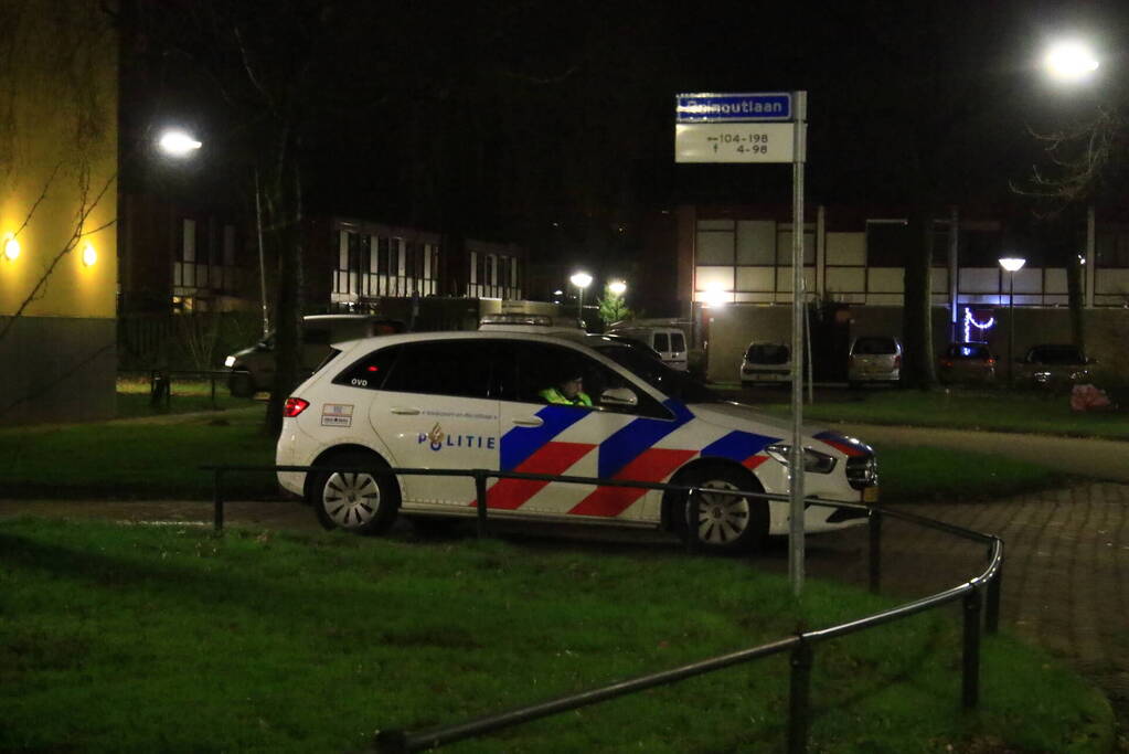 Brandweer redt persoon uit brandende woning