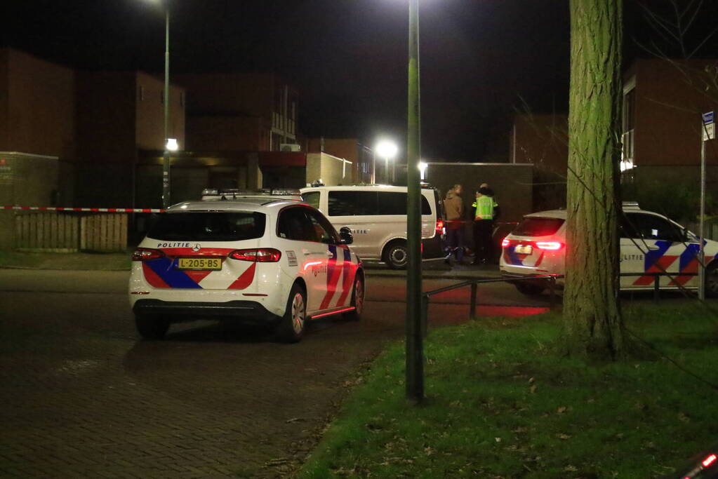 Brandweer redt persoon uit brandende woning