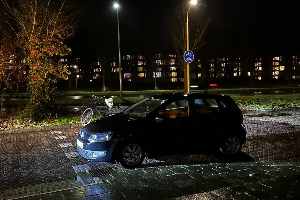 Fietser en automobilist botsen op kruising