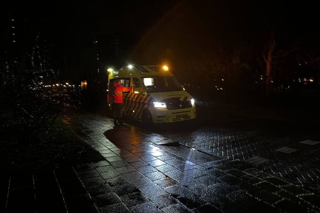 Fietser en automobilist botsen op kruising