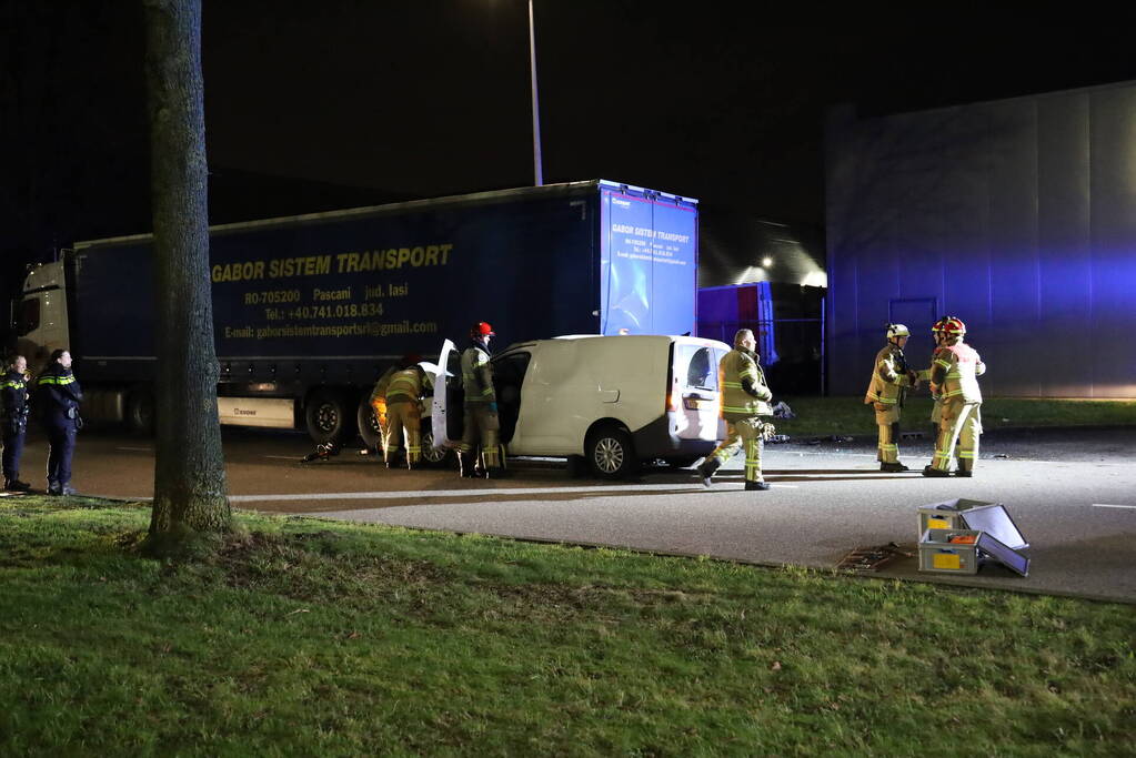 Bestuurder bestelauto rijdt achterom vrachtwagentrailer