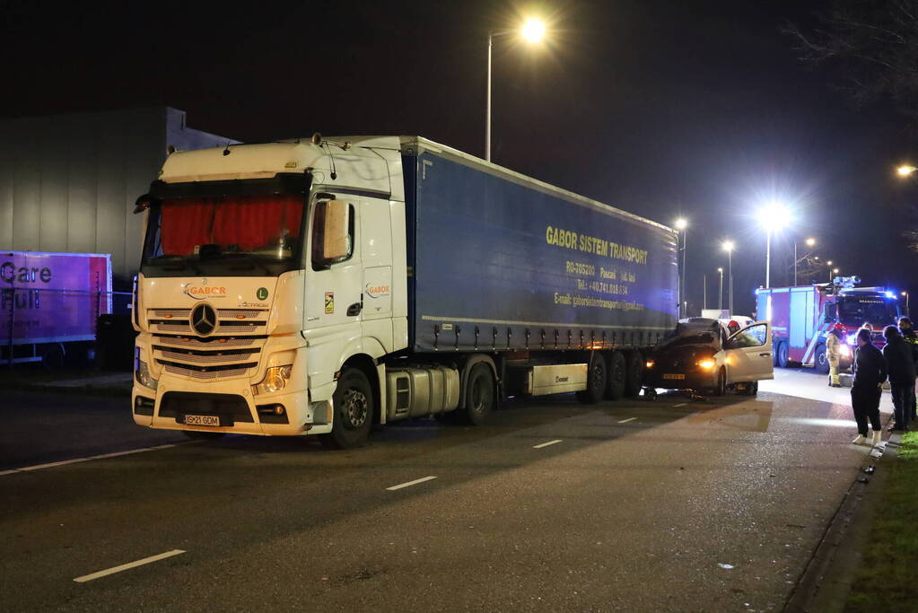 Bestuurder bestelauto rijdt achterom vrachtwagentrailer