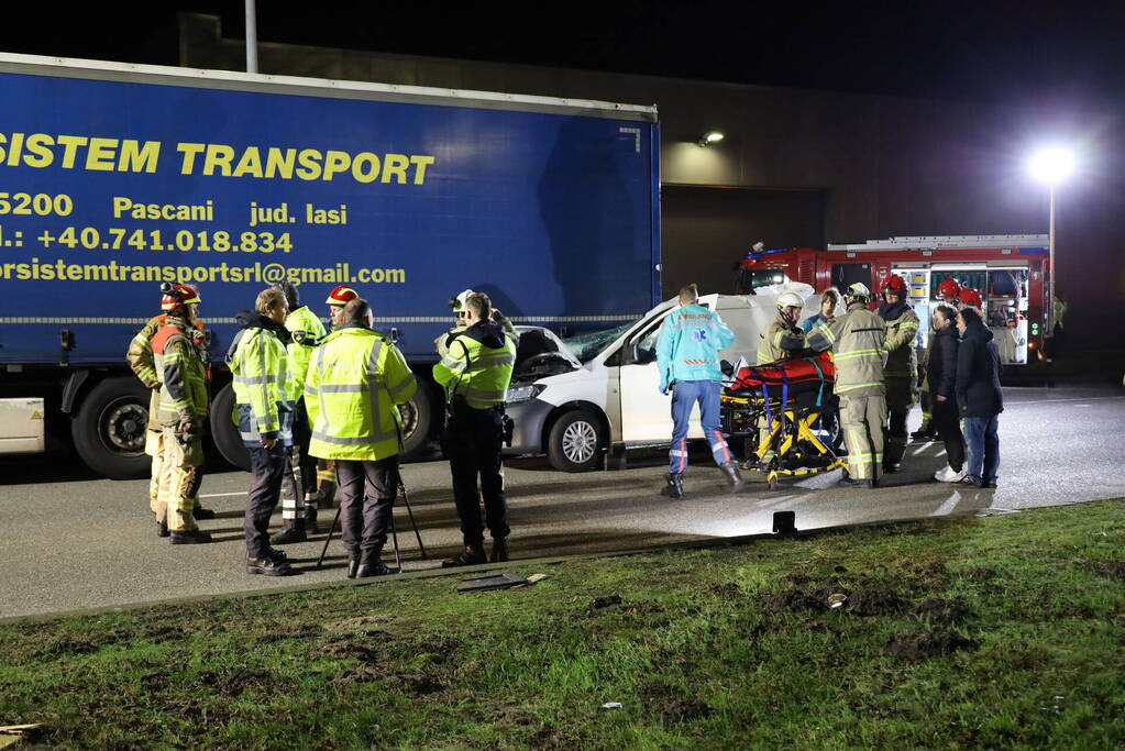 Bestuurder bestelauto rijdt achterom vrachtwagentrailer