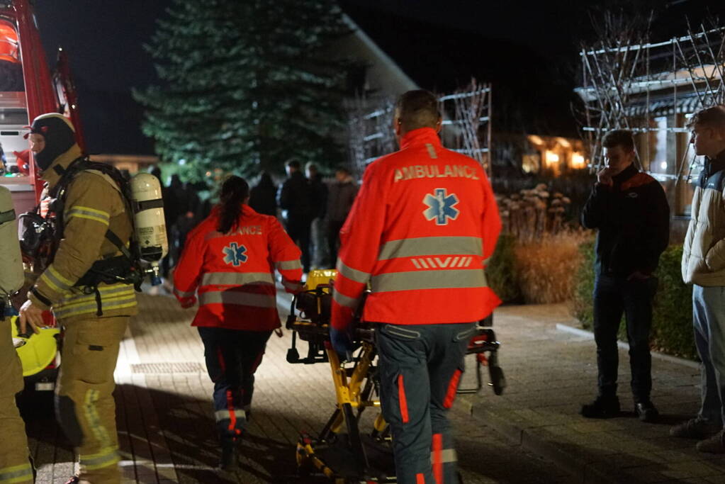 Man zit gewond op dak van schuur na mogelijk steekincident