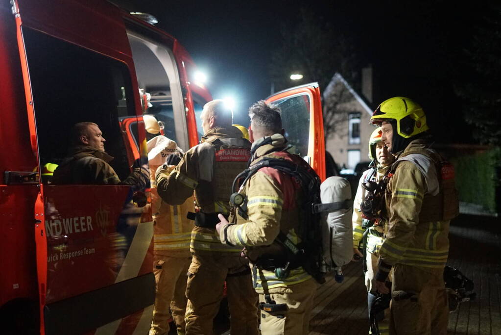 Man zit gewond op dak van schuur na mogelijk steekincident