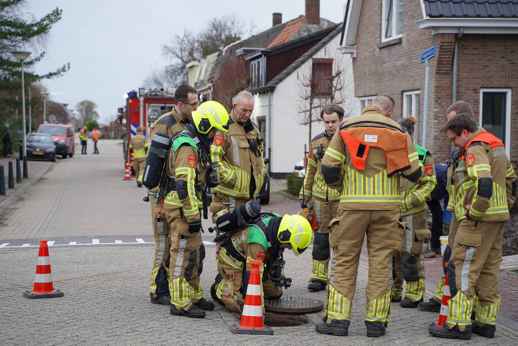 Brandweer doet onderzoek naar benzinelucht in meerdere woningen