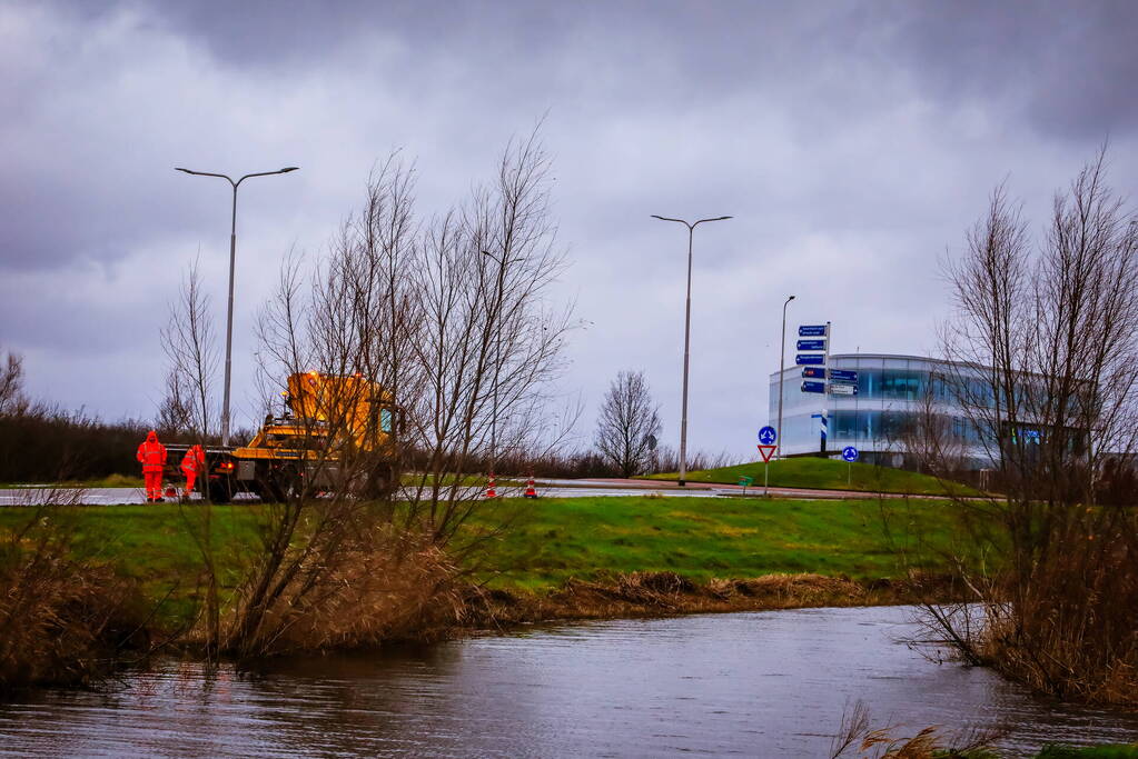 Auto gaat kopje onder