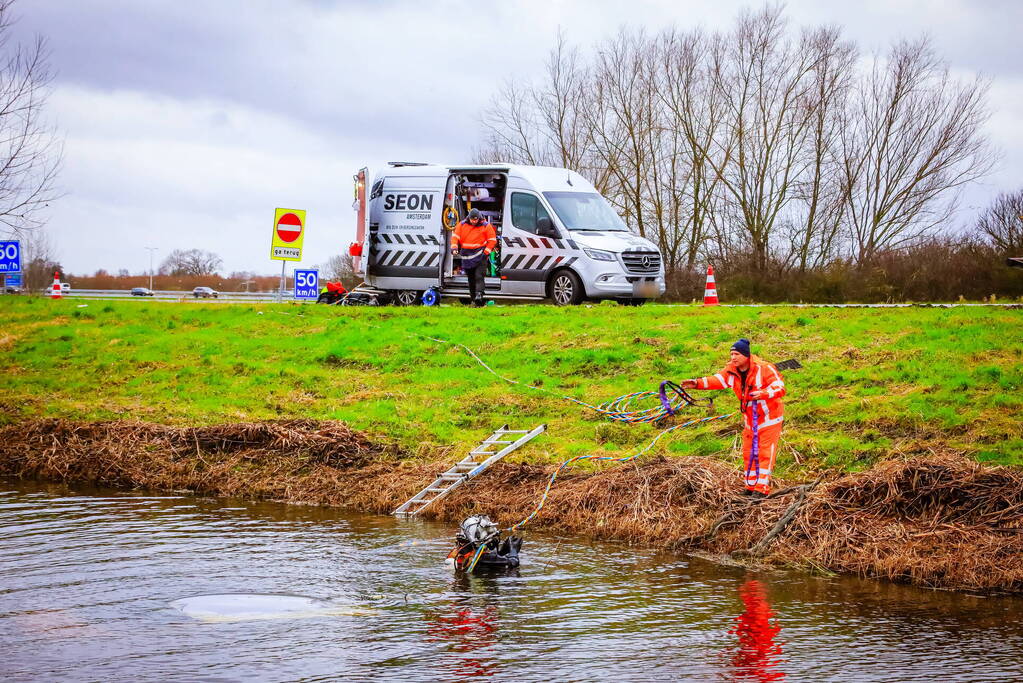 Auto gaat kopje onder