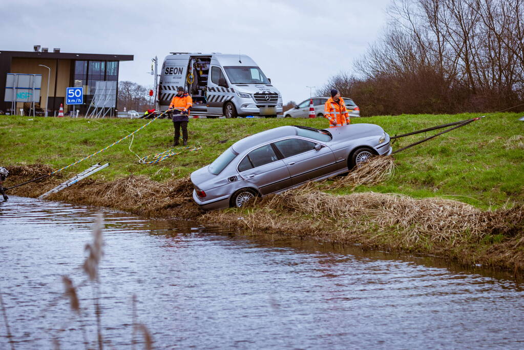 Auto gaat kopje onder