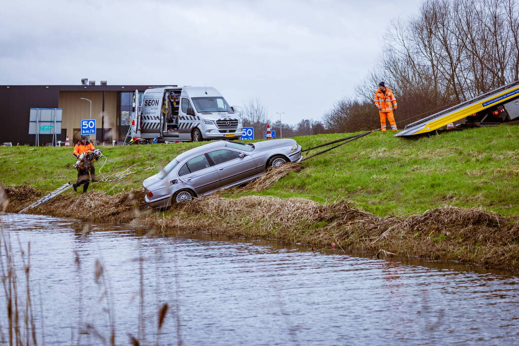 Auto gaat kopje onder