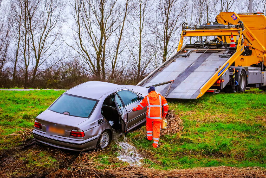 Auto gaat kopje onder