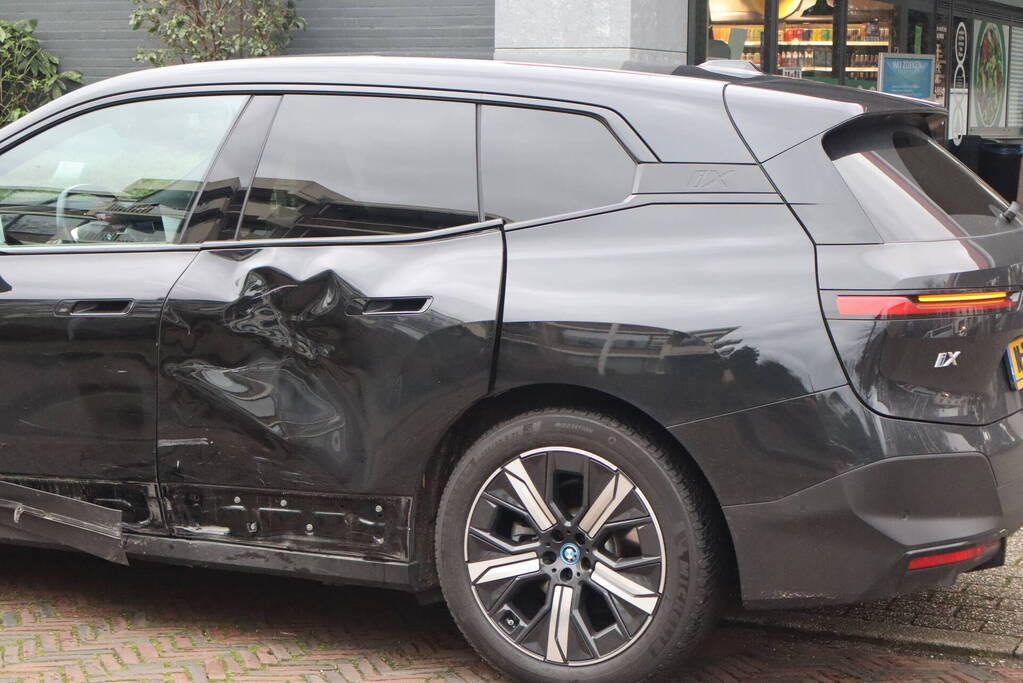 Schade bij ongeval tussen scooterrijder en automobilist