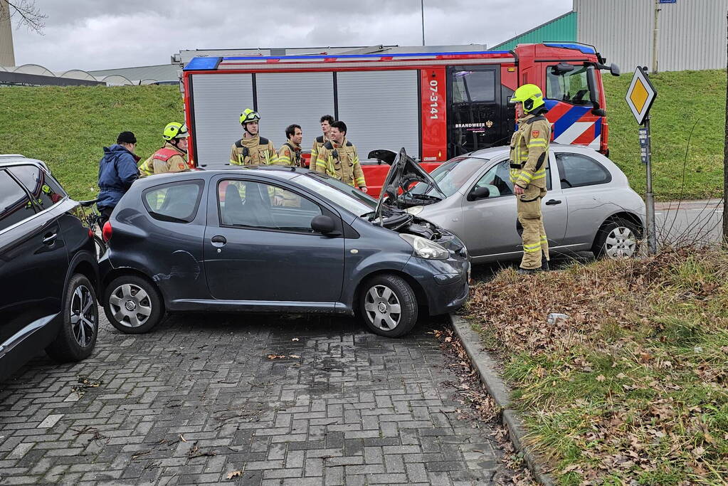 Gewonde bij ongeval tussen twee auto's