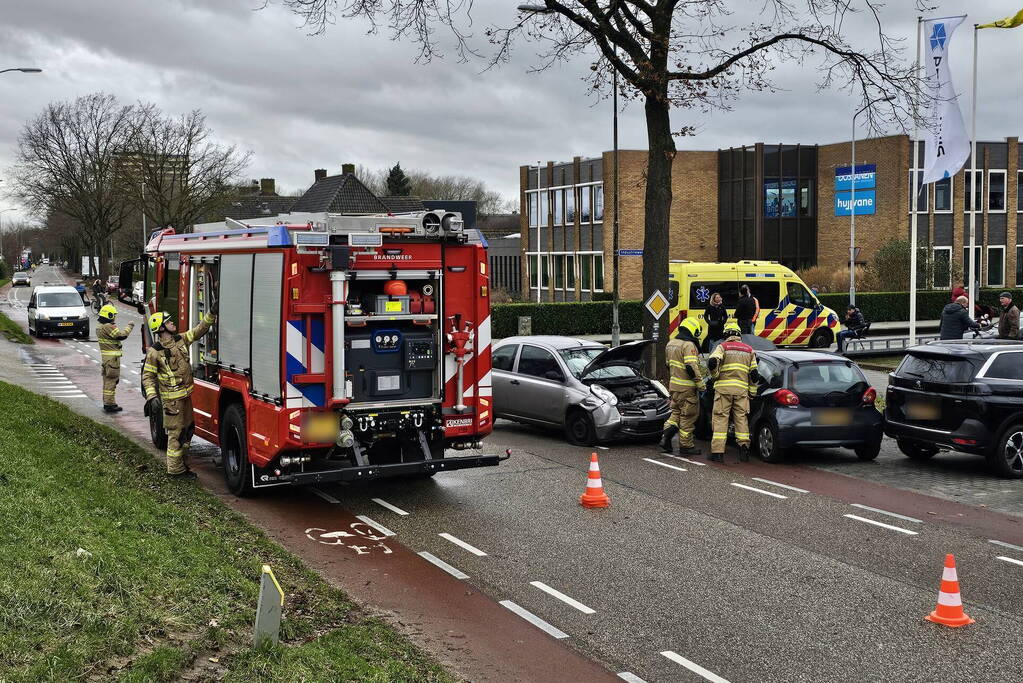 Gewonde bij ongeval tussen twee auto's