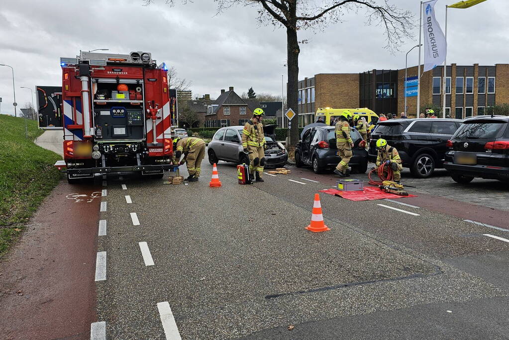 Gewonde bij ongeval tussen twee auto's