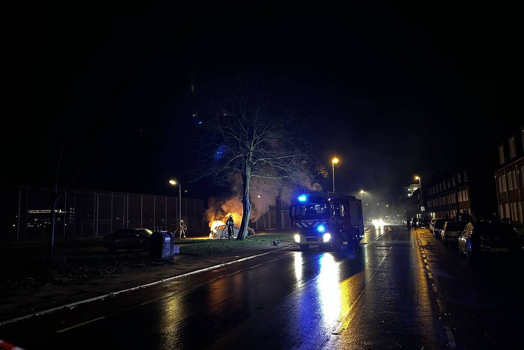 Geparkeerde auto volledig uitgebrand
