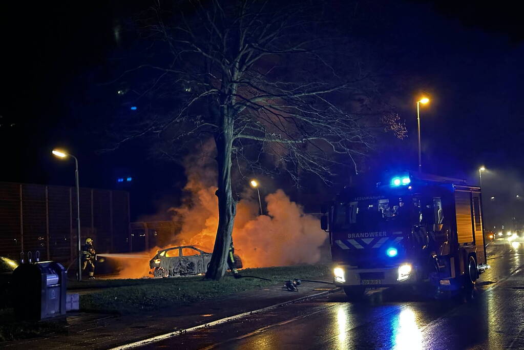 Geparkeerde auto volledig uitgebrand