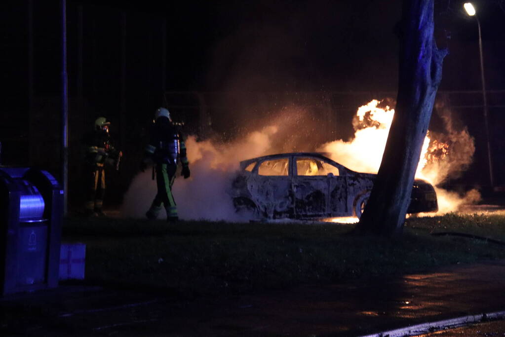 Geparkeerde auto volledig uitgebrand