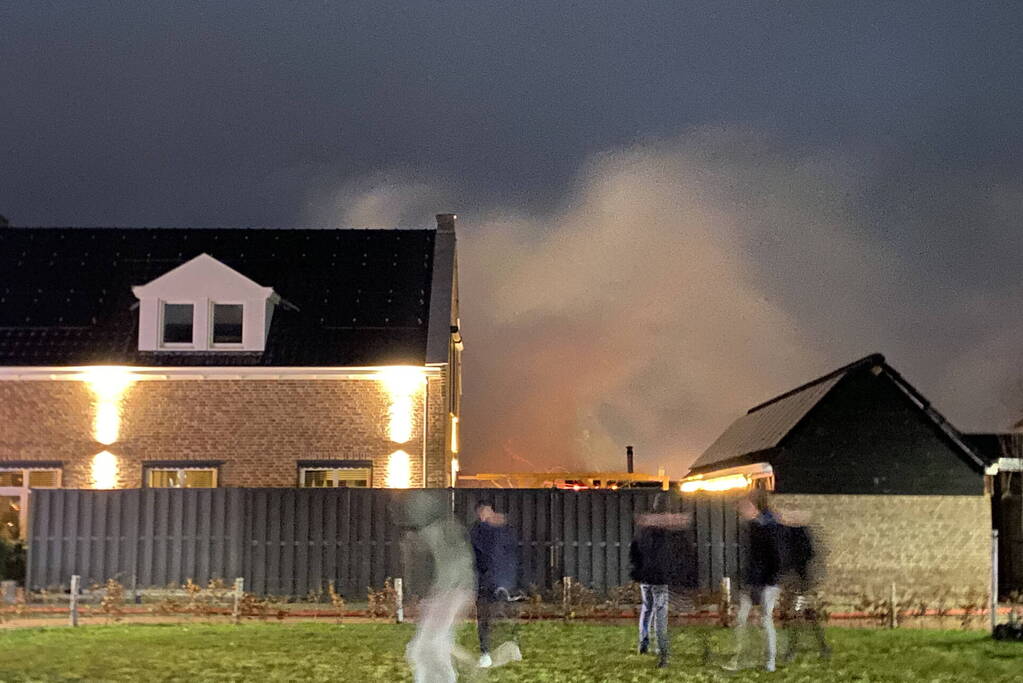 Flinke rookontwikkeling bij brand in schuur
