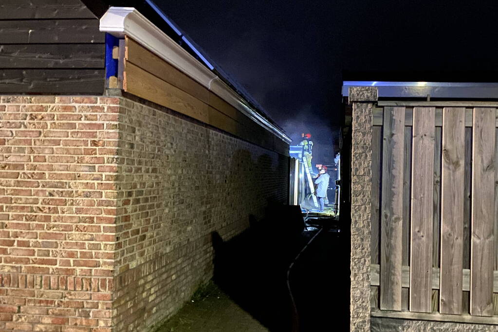 Flinke rookontwikkeling bij brand in schuur