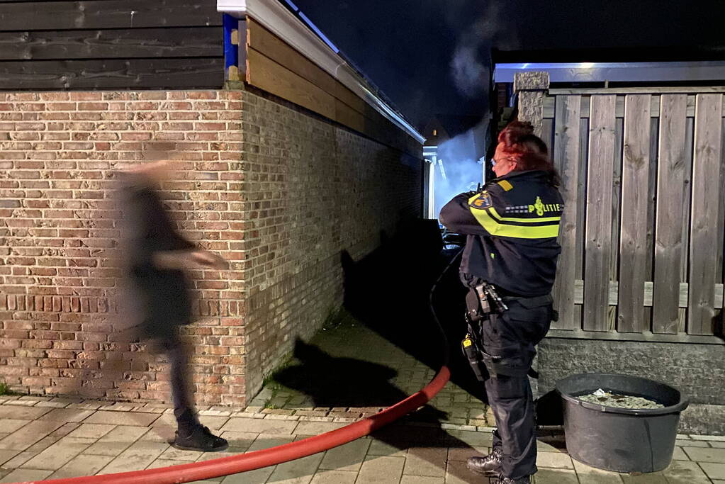 Flinke rookontwikkeling bij brand in schuur