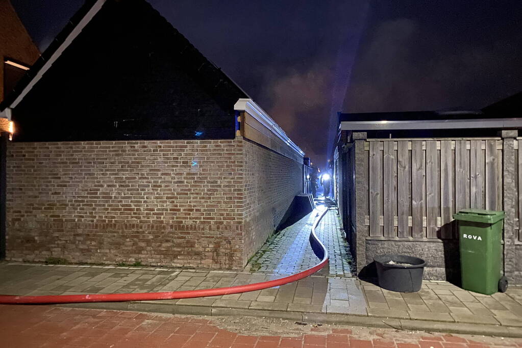 Flinke rookontwikkeling bij brand in schuur