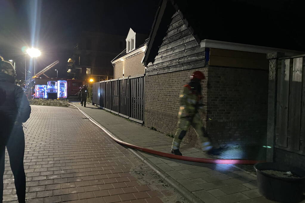Flinke rookontwikkeling bij brand in schuur