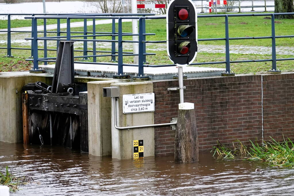 Hoogwater zet uiterwaarden van de Vecht onder water