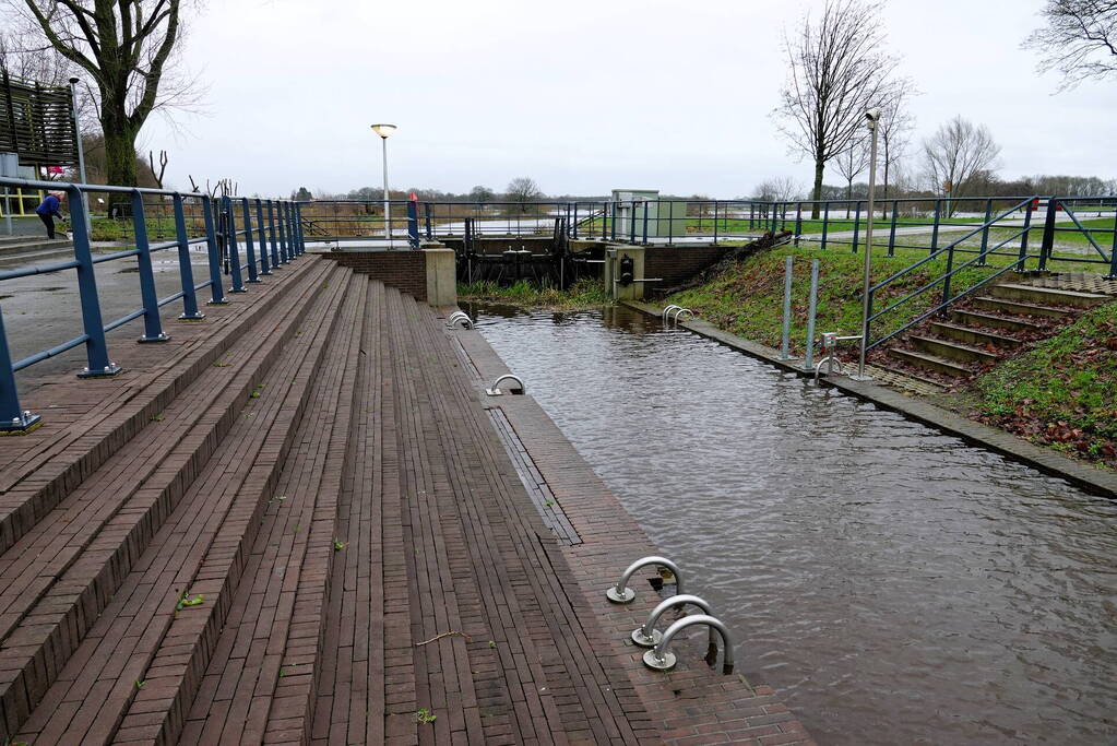 Hoogwater zet uiterwaarden van de Vecht onder water
