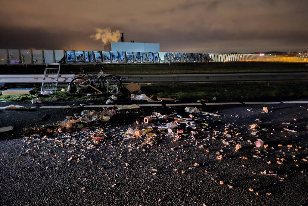 Ravage op snelweg door ongeval met caravan