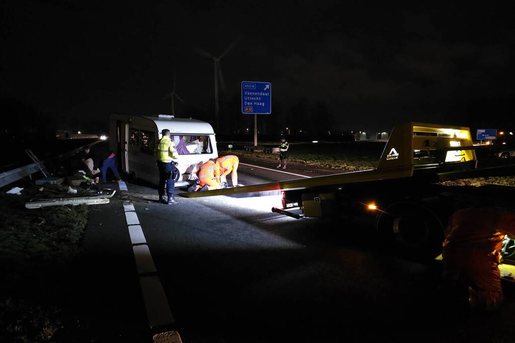 Ravage op snelweg door ongeval met caravan