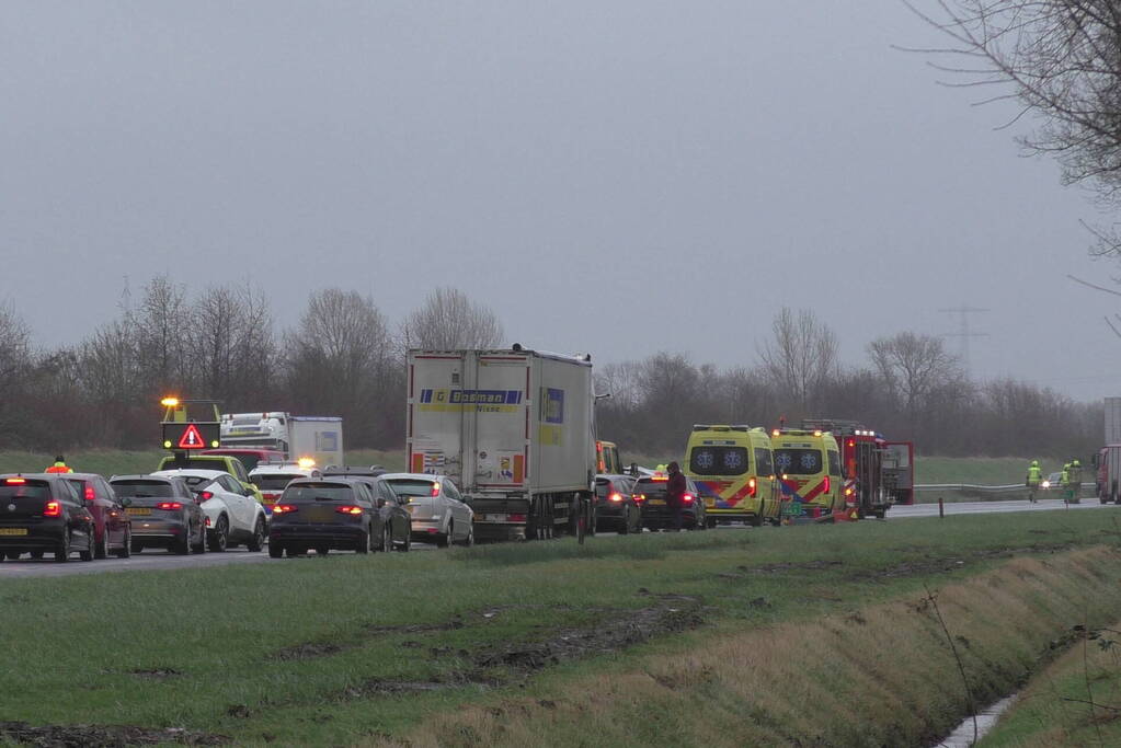 Meerdere voertuigen botsen en trailer raakt los