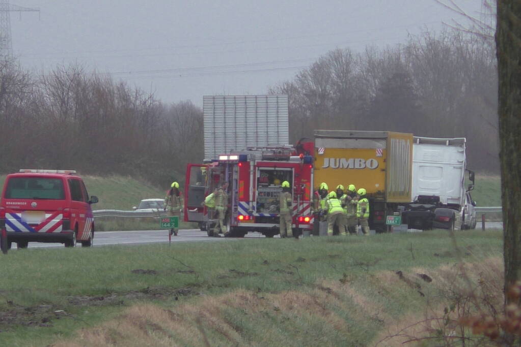 Meerdere voertuigen botsen en trailer raakt los