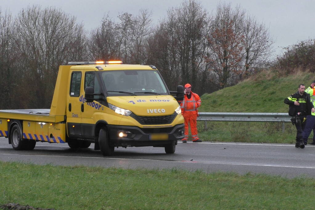Meerdere voertuigen botsen en trailer raakt los