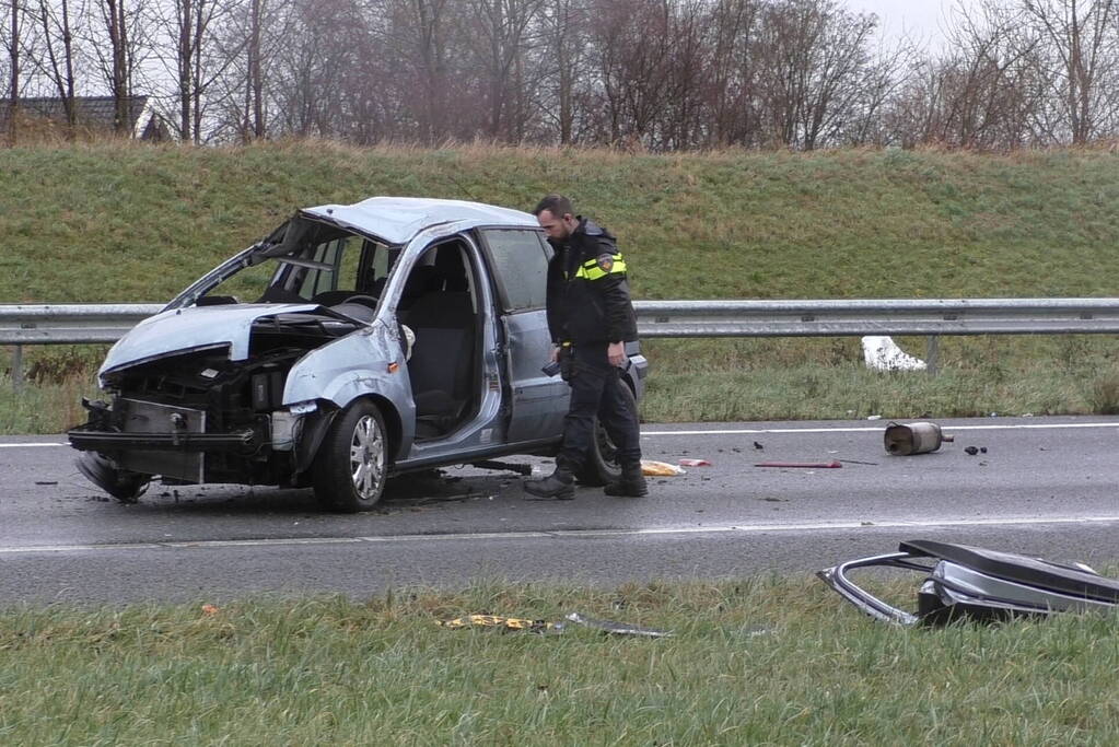 Meerdere voertuigen botsen en trailer raakt los