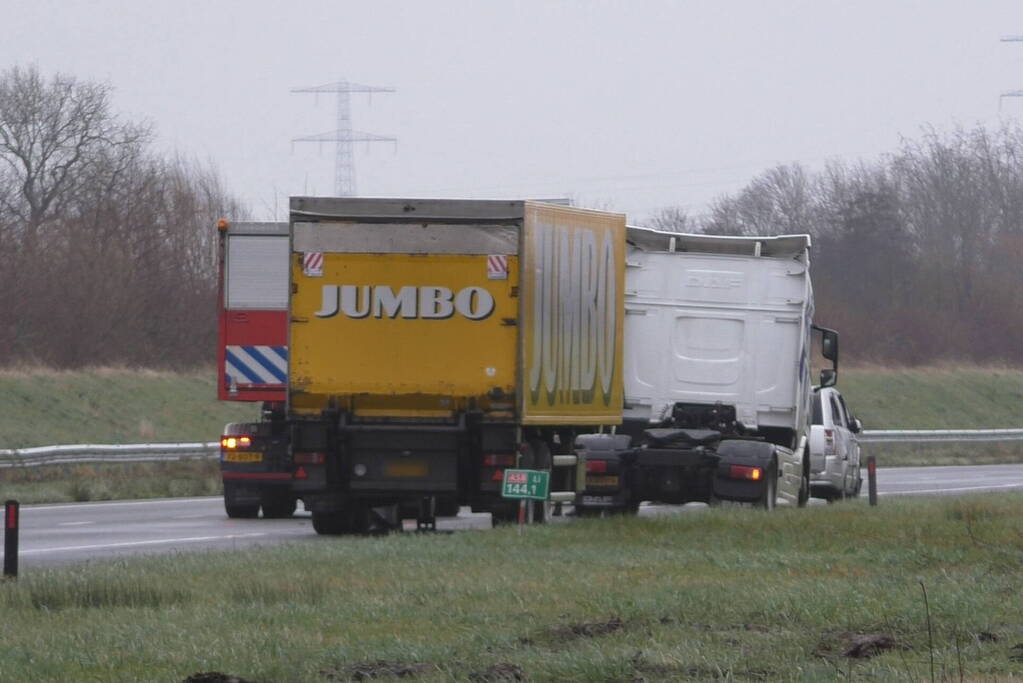 Meerdere voertuigen botsen en trailer raakt los