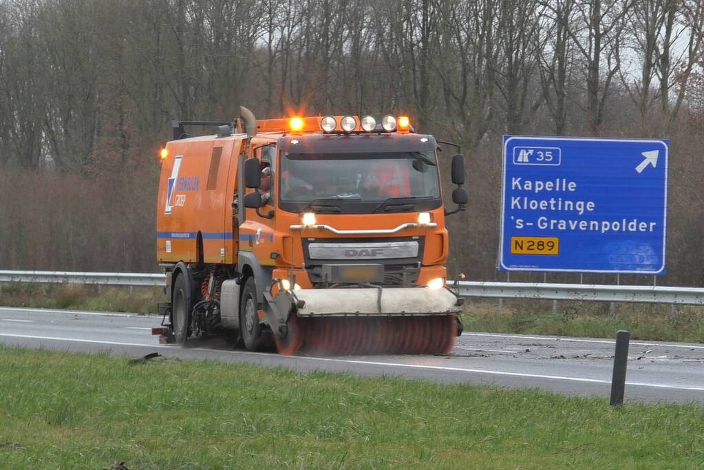 Meerdere voertuigen botsen en trailer raakt los