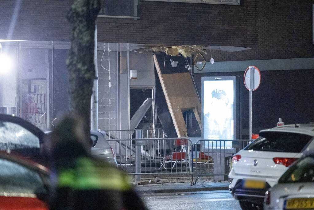 Veel schade door plofkraak bij geldautomaat