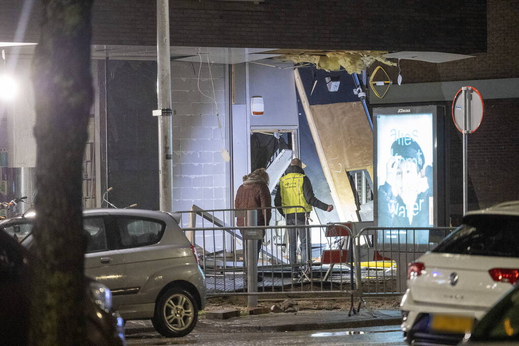 Veel schade door plofkraak bij geldautomaat