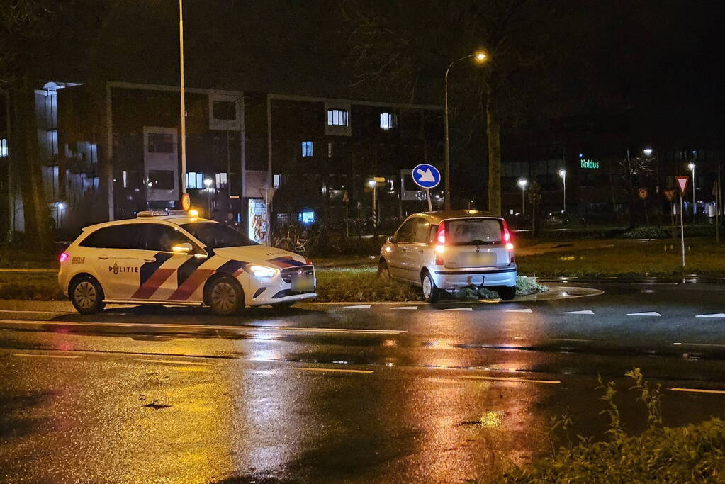 Automobilist neemt bocht te kort en rijdt tegen verkeersbord