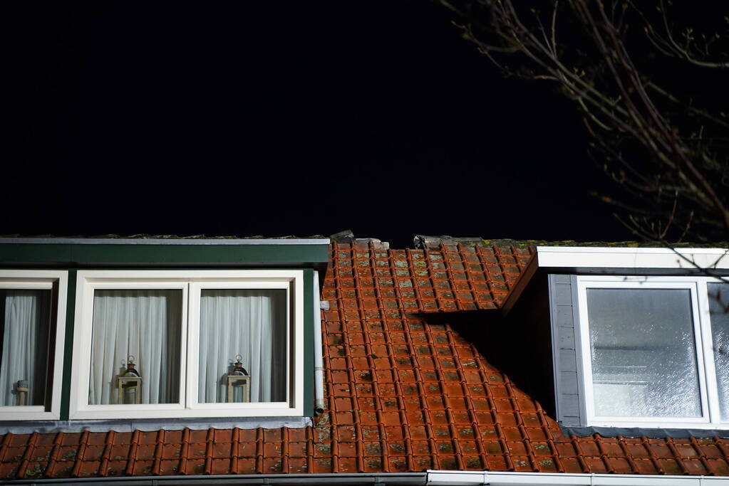 Nok van woning waait los door harde wind