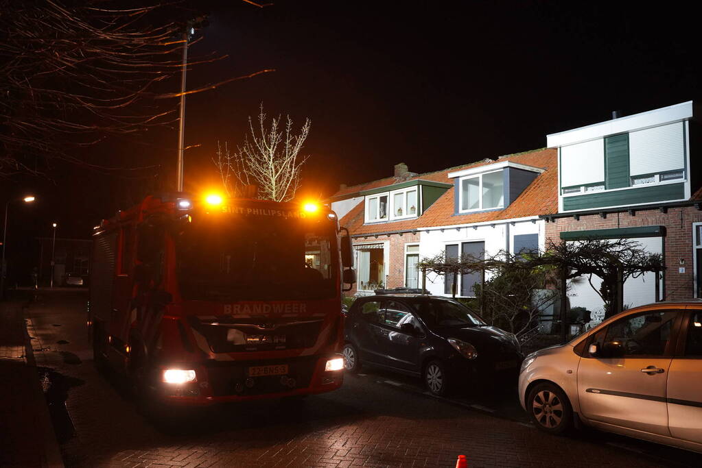 Nok van woning waait los door harde wind