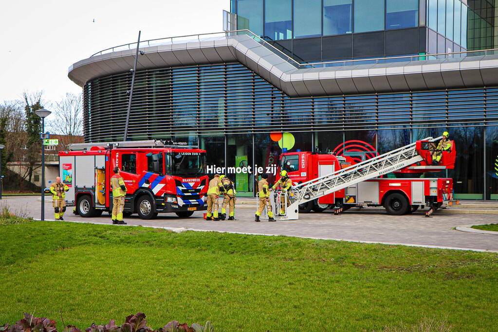 Loszittende gevelplaat bij gebouw van mboRijnland