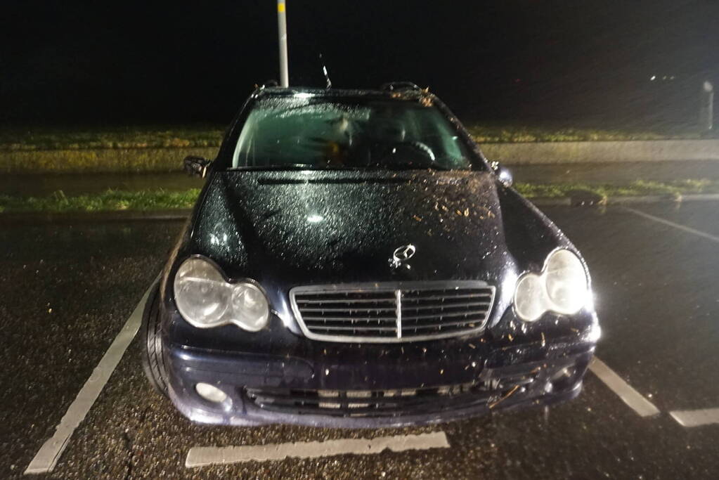 Auto op zijn kop in weiland bestuurder spoorloos