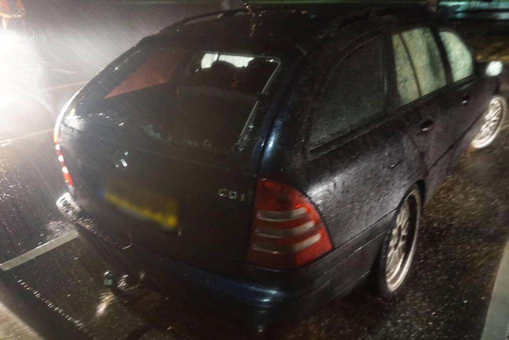 Auto op zijn kop in weiland bestuurder spoorloos