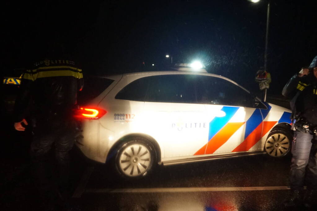 Auto op zijn kop in weiland bestuurder spoorloos