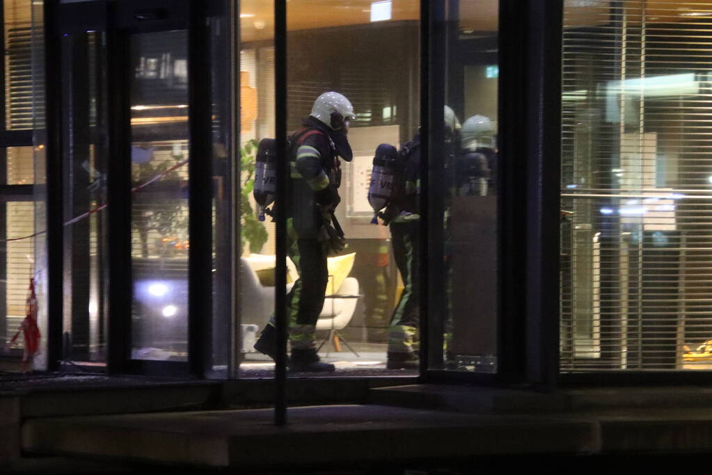 Zoektocht naar vastzittend persoon in bedrijfspand