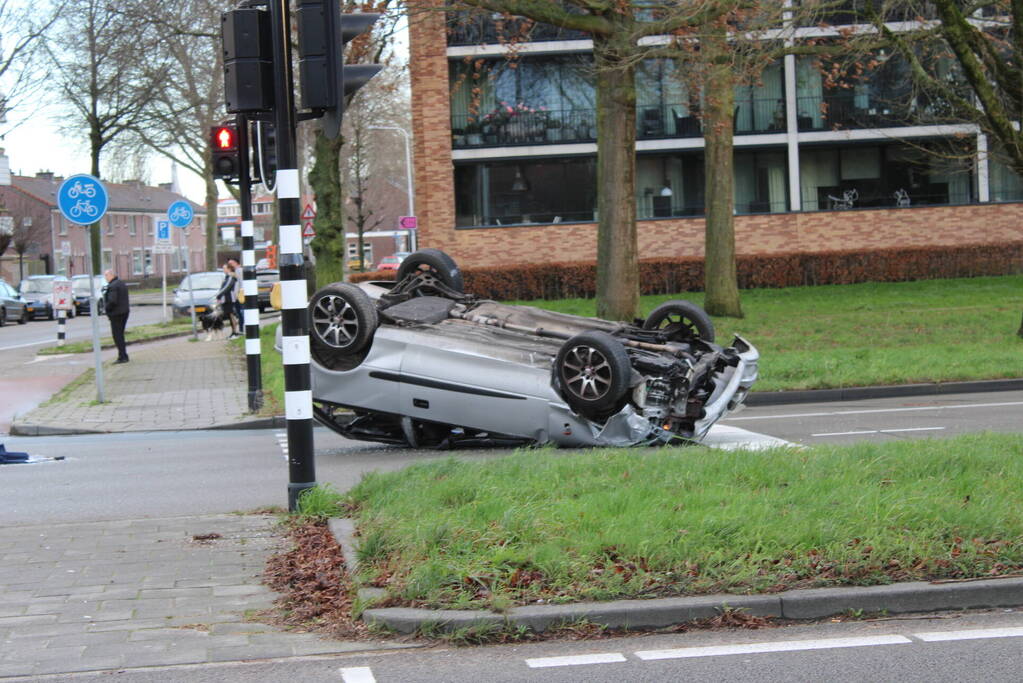Auto belandt op zijn kop en vliegt in brand
