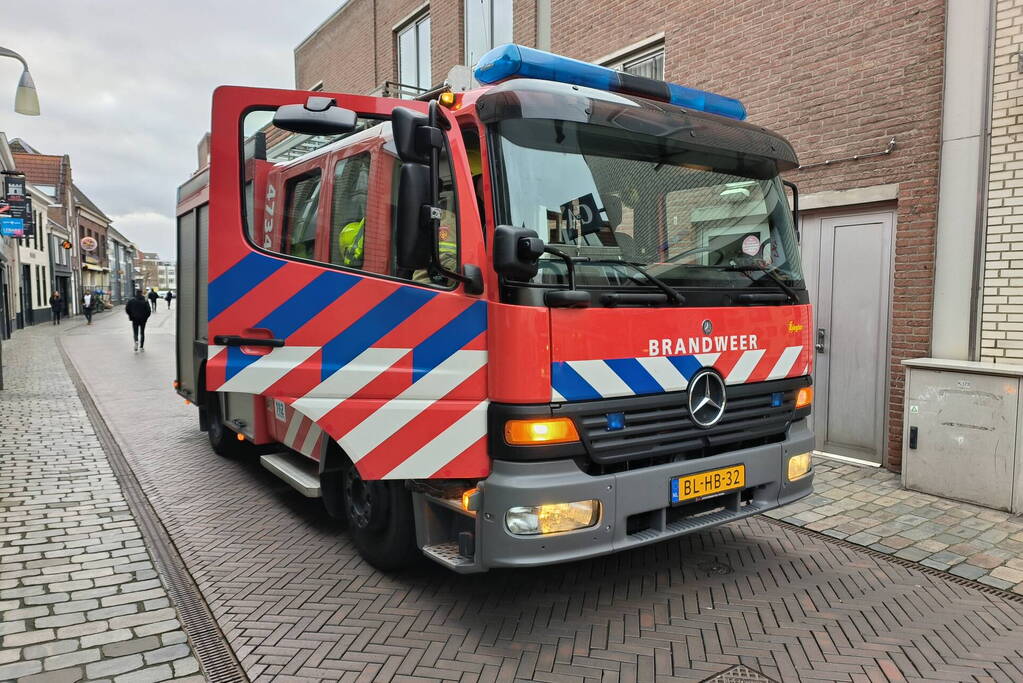 Brandweer onderzoekt brandmelding in pand